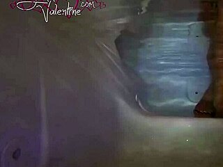 Jemma Valentine과 젖은 장난스러운 티저에서 즐기는 목욕 시간 재미