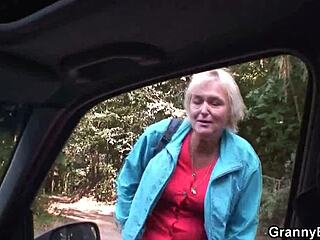 Rijpe blonde vrouw wordt buiten op z'n hondjes genomen in een pick-up truck