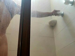 Titokban rögzített zuhany felvétel egy kanyargós mostohaanya bőséges hátsó végéről
