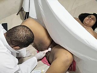 Lægen forfører og har sex med uvidende patient i badekarret