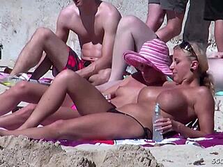 Niemieckie lesbijki na plaży w bikini w woyeurystycznym filmie