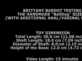 Busty brunette Brittany Bardots extreme anaali pelata jalka fetissi ja fisting elementtejä