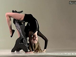 Sofia Zhiraf, rosyjska brunetka nastolatka, prezentuje swoją gimnastyczną elastyczność i rozkłada nogi